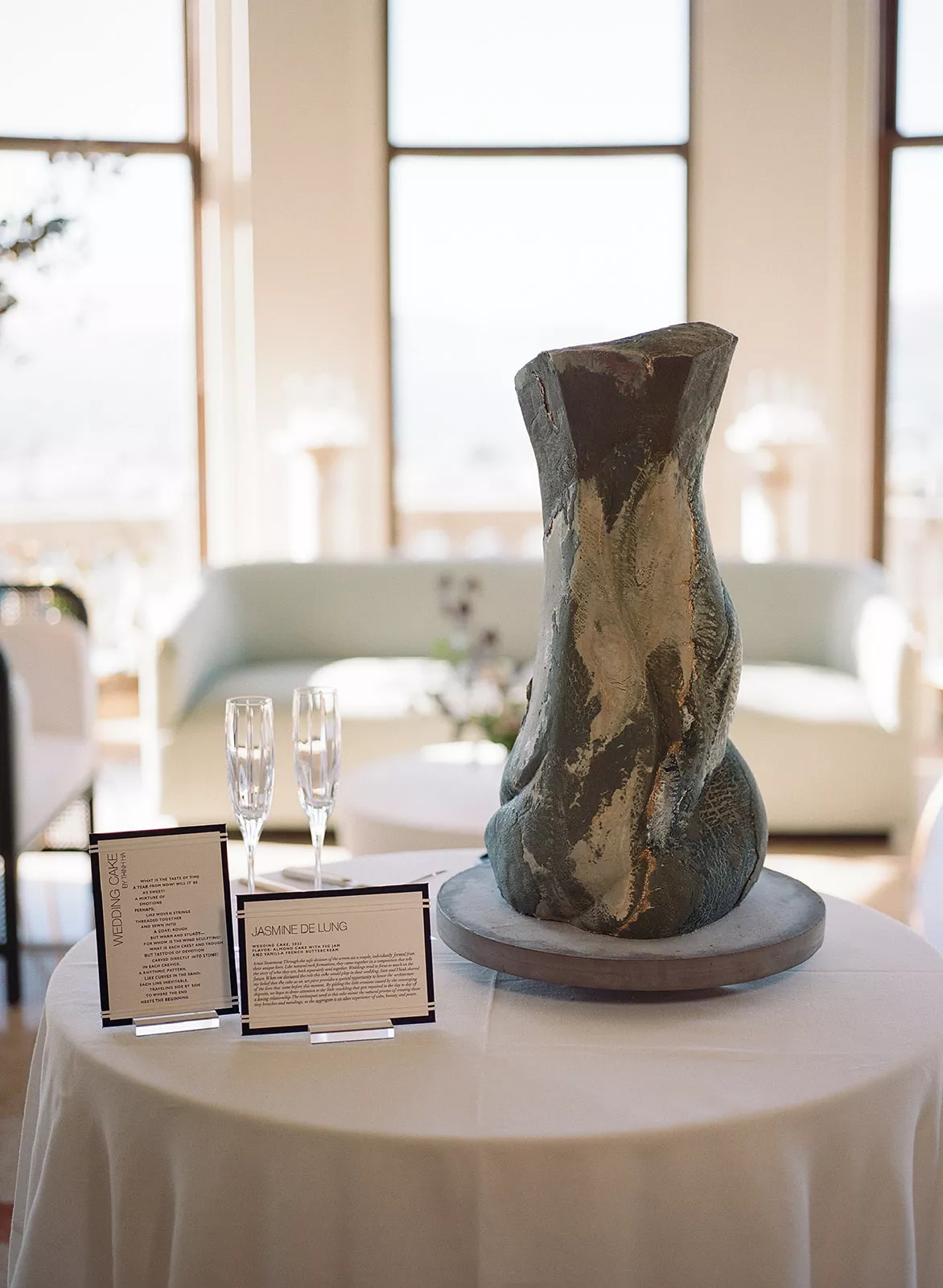 sculptural wedding cake and artist placard