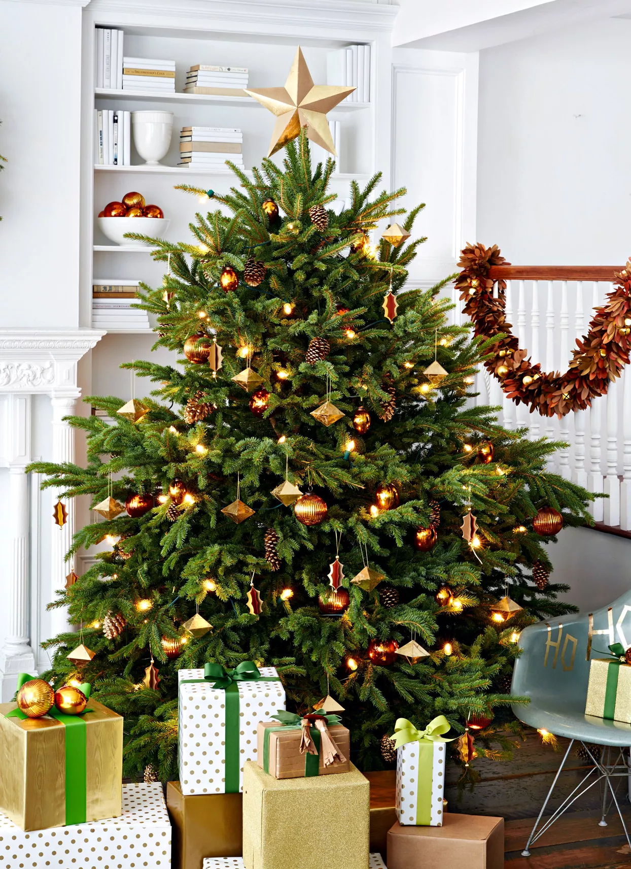 christmas tree with pinecones