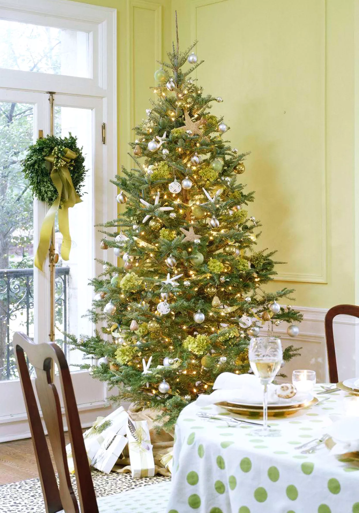 green flowers and starfish christmas tree